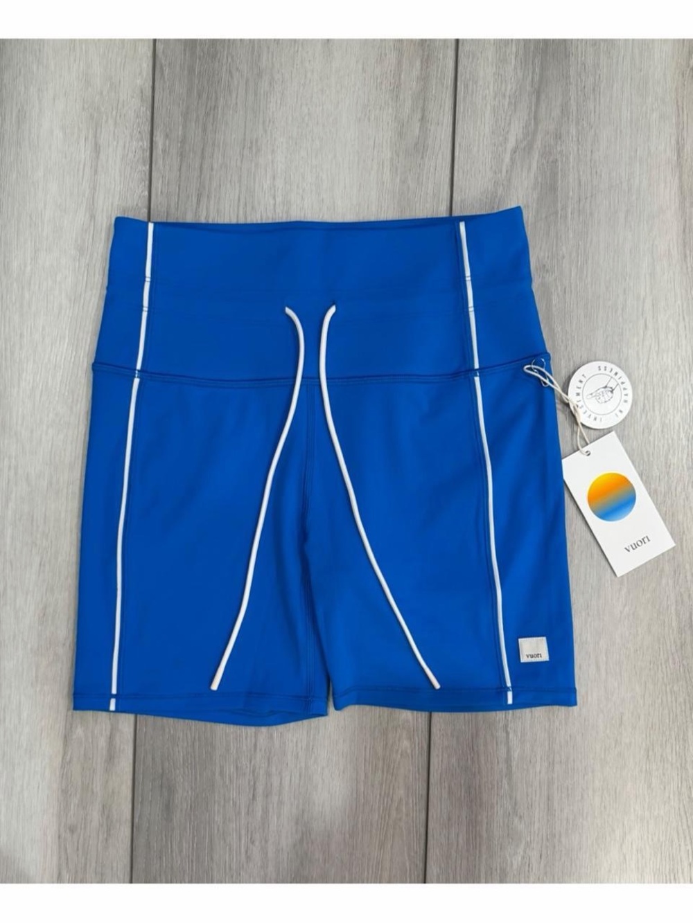 Vuori Daily Piped Short 5” in Regatta Blue with White Piping  —- Size S.
